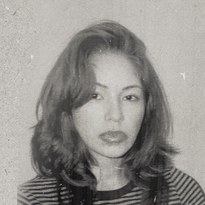Eyelean Medina, autorretrato en blanco y negro con grano de película
